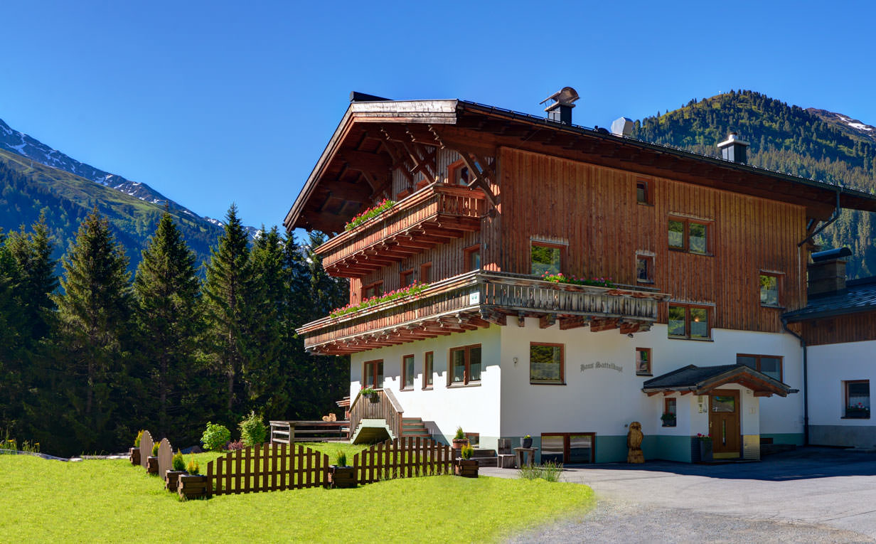 Das Haus Sattelkopf in St. Anton am Arlberg im Sommer