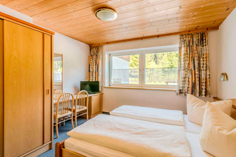 Doppelzimmer "Verwall" im Haus Sattelkopf in St. Anton am Arlberg in Österreich