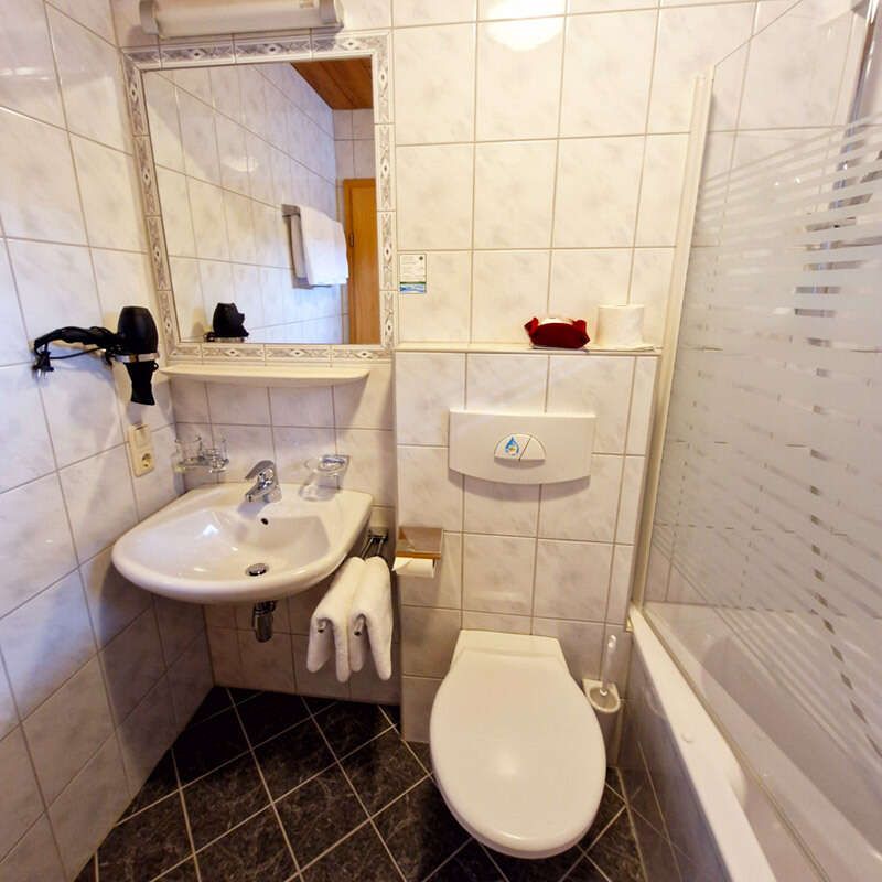 Badezimmer mit Wanne unc WC im Zimmer Verwall