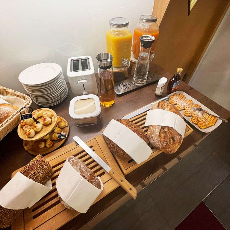 Brot, Waffeln und Säfte