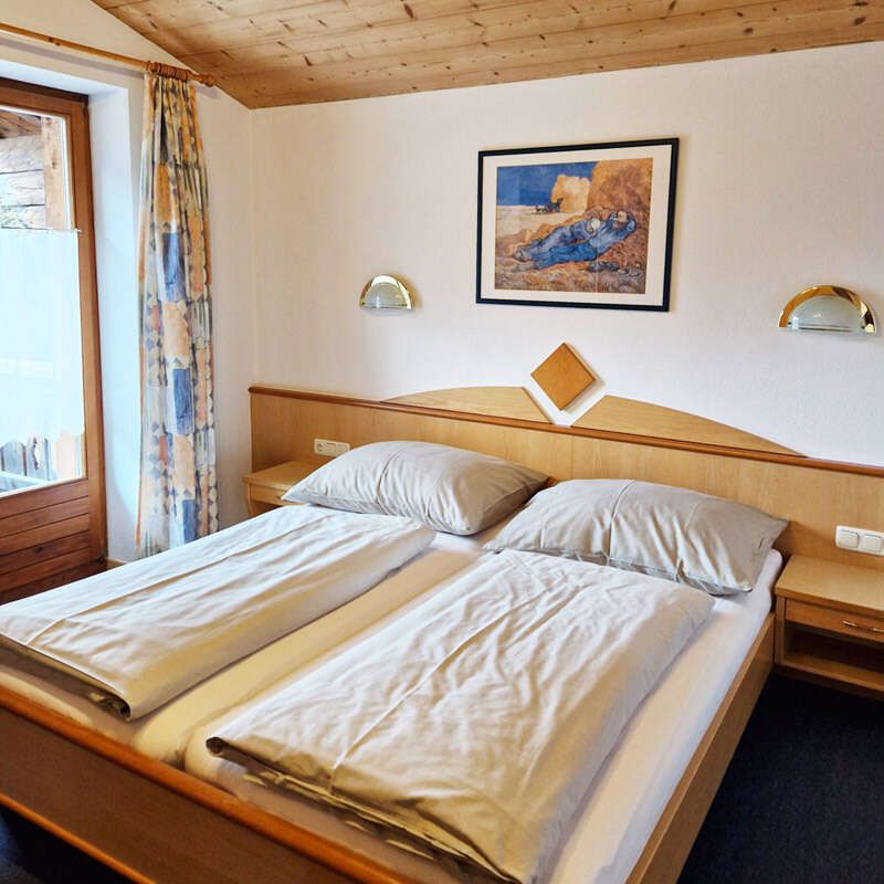 Double bed in the Rosanna room in St. Anton