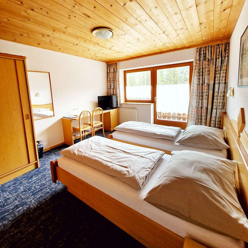 Twin room with balcony, wardrobe, desk and TV