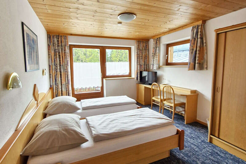 Doppelzimmer mit Bett und Balkon