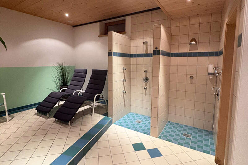 Wellnessbereich mit Duschen im Ruheraum