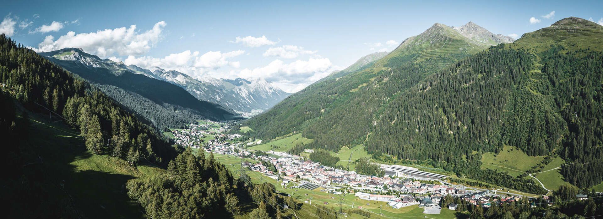 Panorama von St. Anton im Sommer