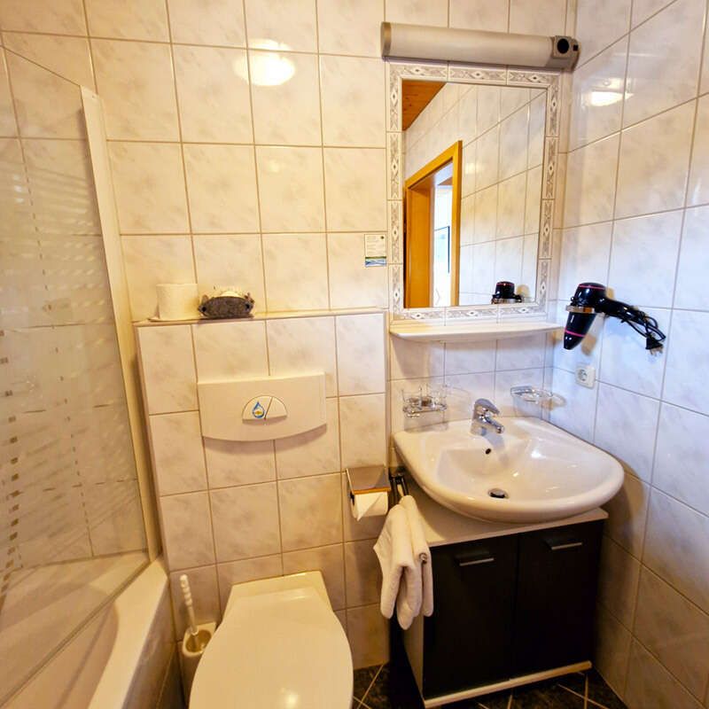 Badewanne, Waschbecken und WC