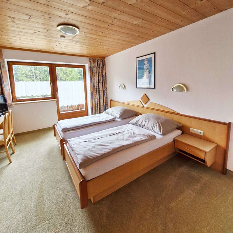 Doppelbett mit Teppichboden