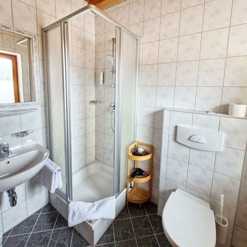 Badezimmer mit Dusche und WC im Zimmer Rosanna