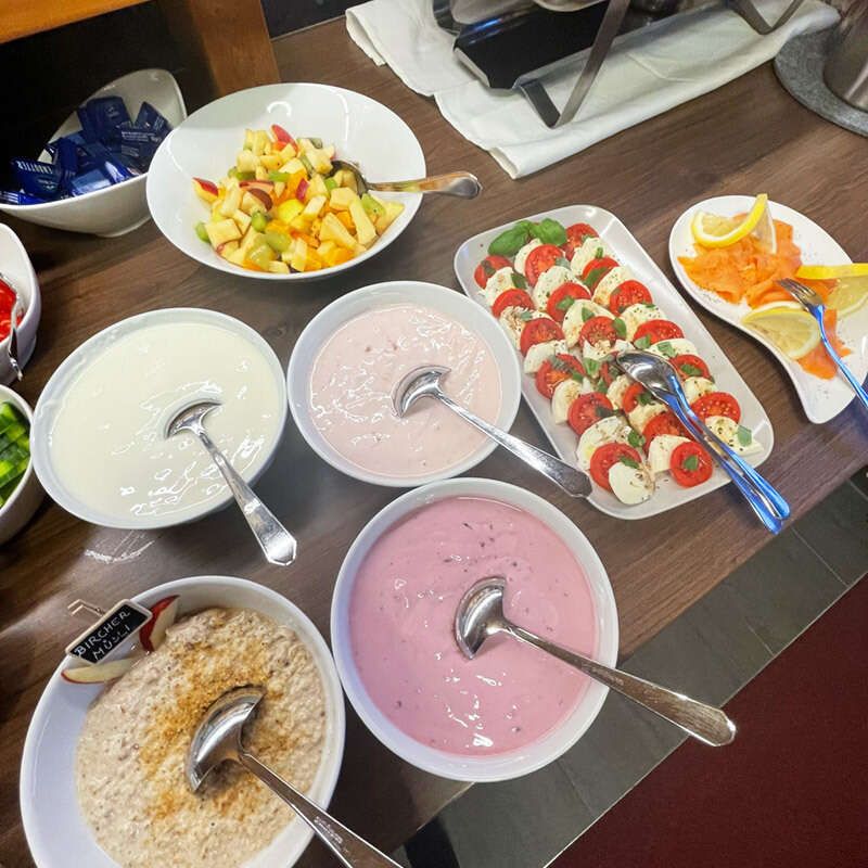 Joghurt, Obstsalat, Tomate und Mozzarella, Lachs