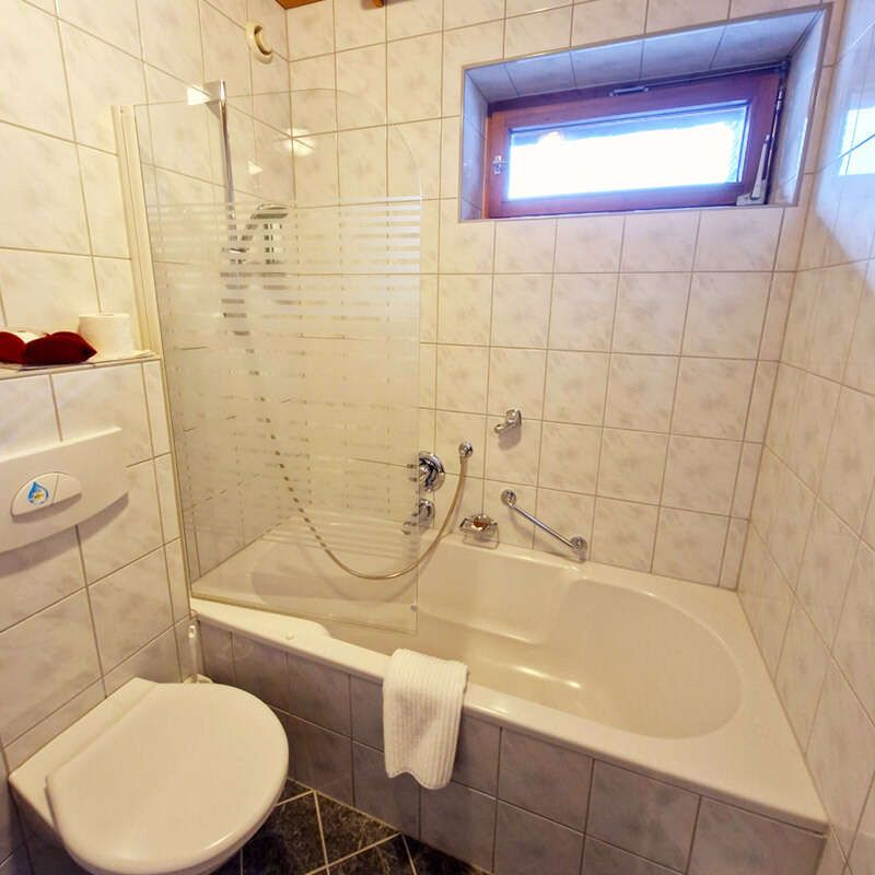 Badewanne und WC im Zimmer Verwall in Tirol