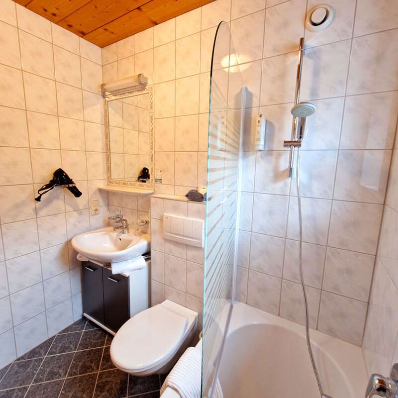 Wanne, WC und Waschbecken im Zimmer Verwall