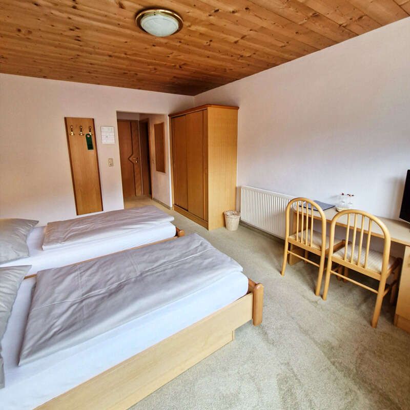 Schreibtisch, Schrank und Bett im Zimmer Sattelkopf