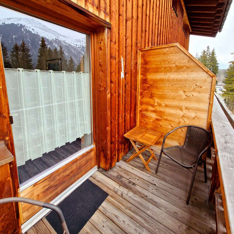 Balkon mit Tisch und Sessel 